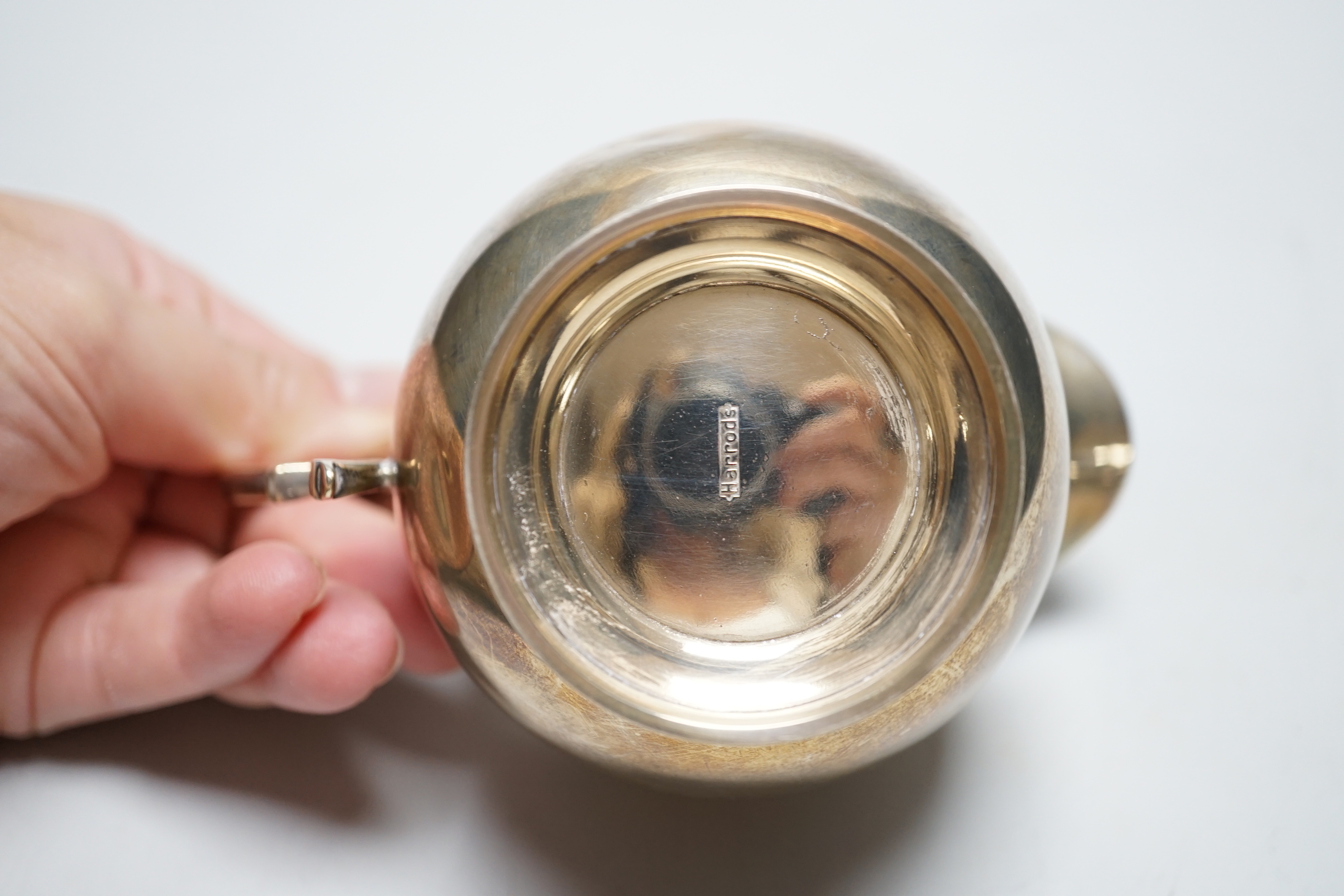 A George V silver cream jug, Harrods Ltd, Birmingham, 1931, 95 grams.